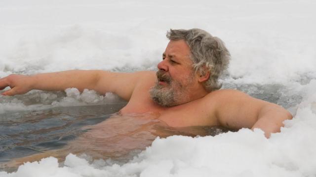 Hombre en hueco en la nieve