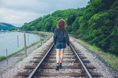 Chica esperando tren