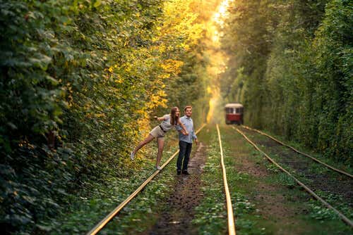 Pareja esperando un tren